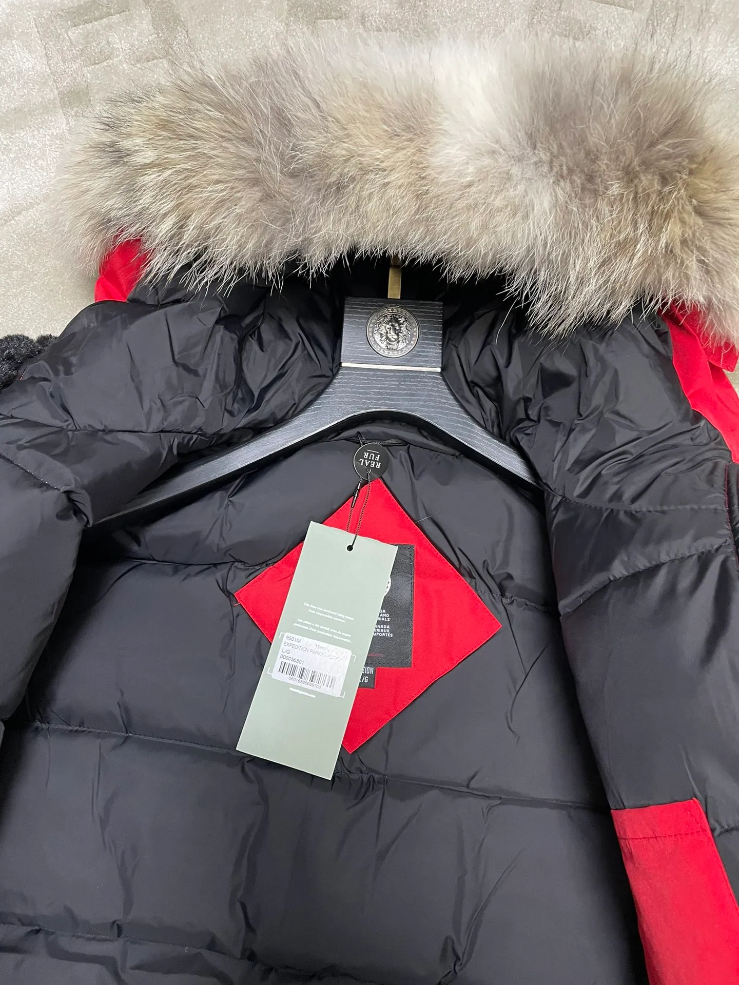 P1060 CANADA GOOES 🇨🇦ⒿⓅⓈ manufactures 10 models of snow curse men and women couples. Factory direct supply: supplying global purchasing agents, micro-business, entities, Tmall, high-end stalls and studio cooperation, free shipping! There are 10 types of Canada Goose Snow Mantra parkas for men and women, the Rolls-Royce of down jackets. ➖ Industry-leading anti-counterfeiting chip sensing. ➖ Imported Behringer embroidery machines and customized embroidery labels, the highest level and industry leading. ➖ Imported Korean 21-count polyester-cotton blended original fabric, TC85 waterproof coated fabric, water-repellent, windproof and wear-resistant. ➖ The new national standard 90 white duck down has an average down filling of 300 grams. The amount of down filling is industry-leading. ➖ 100% nylon lining with double double-layer sealing design to prevent velvet running, and seamless thread design on the cuffs! ➖ Yoshida YKK provides original factory-customized electroplated sliders. YKK two-way lockable zippers are tight and smooth and do not peel off paint. ➖ 3M composite Velcro is durable and the accessories and hardware are all custom-made. Note: Our copywriting is only simple and clear. Instead of bragging about the copywriting, it is better to compare and understand with samples. Only for the purest goose, the most dedicated, the most professional, the highest quality, the highest cost performance! SIZE:XS-XXL [with size chart]